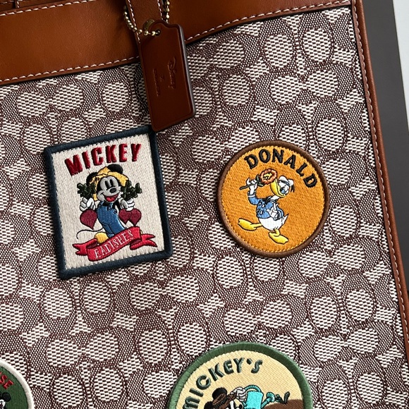 💰SOLD - CG974 - Disney X Coach Field Tote 40 in Signature Textile Jacquard - Picture 4 of 16